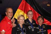 Von links Bundestrainer Peter Lorenz, die Silbermedaillengewinner im Doppel Birgit Pöppler und Nadine Geißler, sowie Coach Martina Beckel