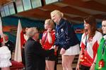 Die Goldmedaille wird durch den Präsidenten der ETBF, Addie Ophelders, überreicht