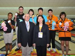 Mixedsieger mit Jessie Phua (FIQ-Präsident) und Adie Ophelders (FIQ-Generalsekretär)