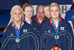 Silber für Autum Chamberlain, Hannah Frost, Danielle Gates und Bethany Hedley aus England mit dem Teammanager Terry Searle