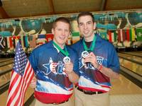 Jake Peters und Devin Bidwell aus den USA mit ihren Silbermedaillen