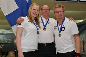 Gold für Sanna Pasanen und Kimmo Lehtonen aus Finnland mit ihrem Coach Pekka Korpi (Mitte)