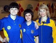 Daria Kovalova, Oleksander Iakunina und Coach Oksana Fanygina aus der Ukraine
