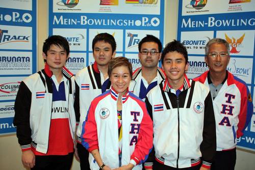 from left to right: Kusonphitak Somjed, Tinjiratip Dechochai, Satrulee Suwalai, Larpapharat Yannaphon, Lerdpiriyasakulkit, Badin and Kim Eui Youn