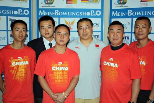 von links nach rechts: Zhang Yijia, Liu Chenglong, Du Jian Chao, Wang Hong, Zhang Peng und Pan Yuehong