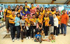 Malaysia feiert mit ihren Offiziellen, Coaches und Fans den Gewinn der Bronzemedaille