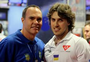Mykhaylo Kalika aus der Ukraine (links Coach Ron Hatfield) am 30.11.2012