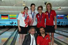 Alle Medaillengewinner mit Roni Ashkenazi (links) und dem technischen Delegierten der ETBF Marios Nicolaides