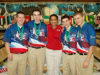 Die Champions und Silbermedaillengewinner mit ihrem Trainer Kim Terrell-Kerney