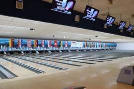 Panorame der Bowlinganlage mit Banner und Fahnen
