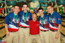 Die Doppelgewinner mit ihrem Trainer Rod Ross